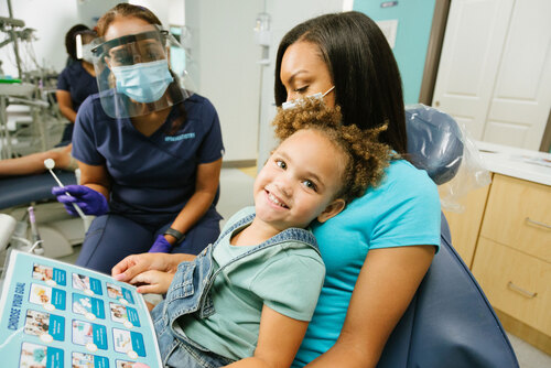 Paciente dental que aprende sobre cuidados dentales preventivos