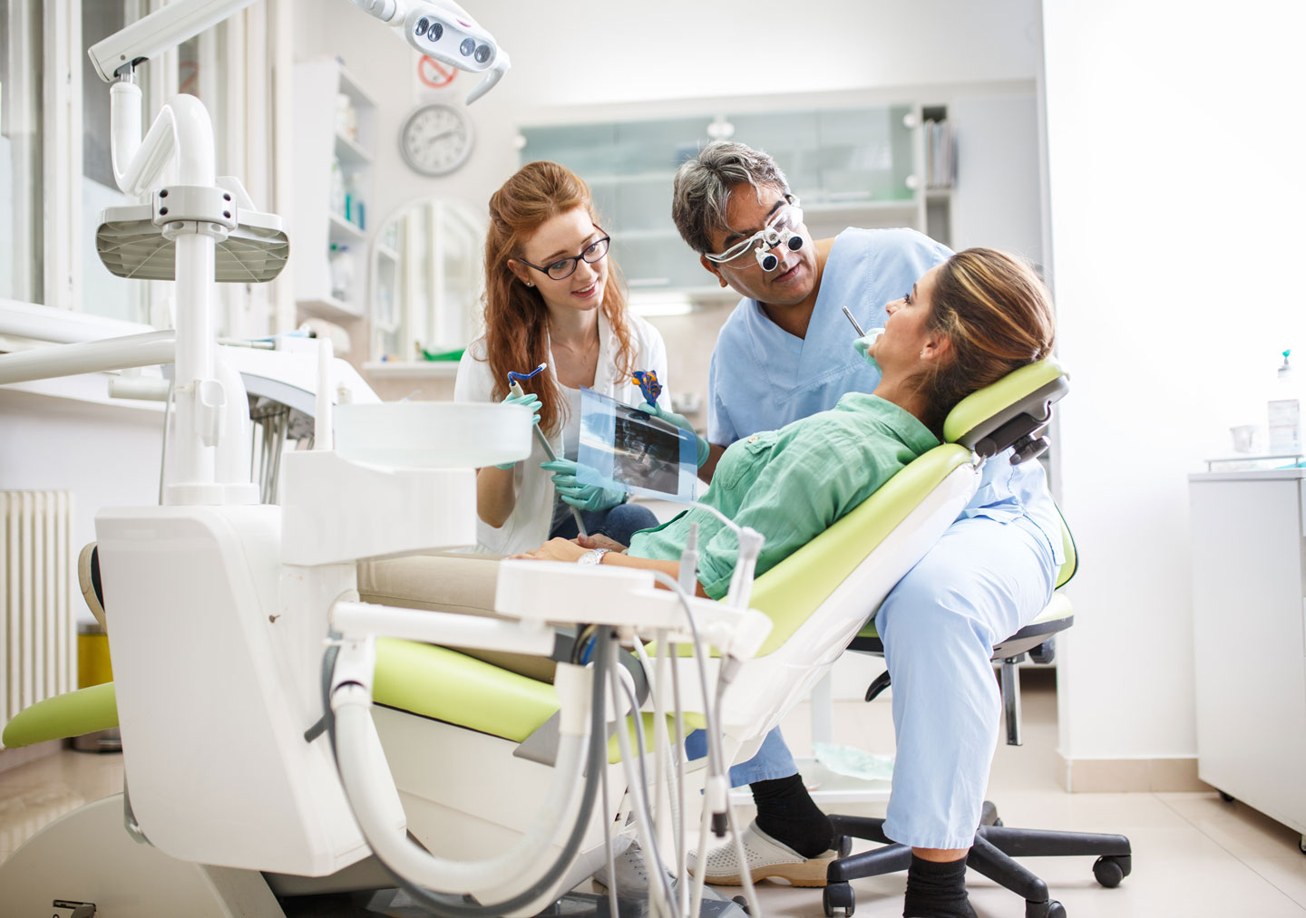 Dentista explicando lo esencial de la prevención del cáncer bucal