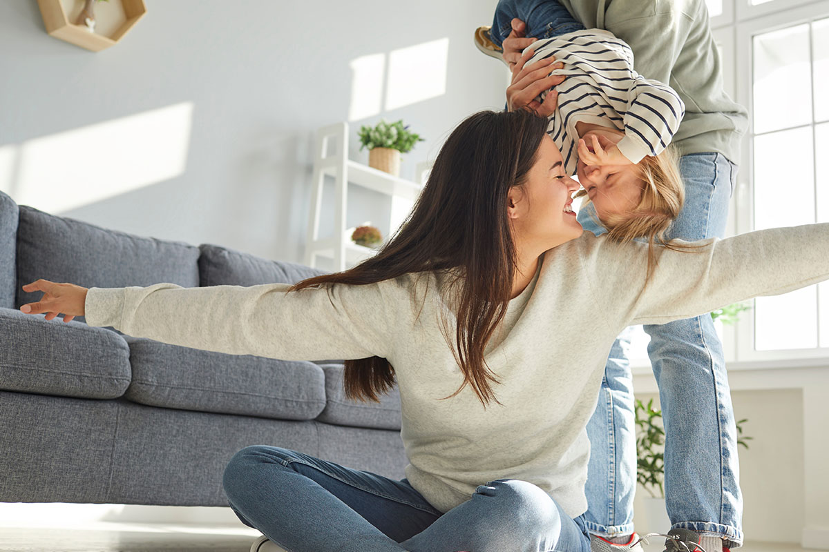 La familia eufórica por el seguro dental jugando juntos