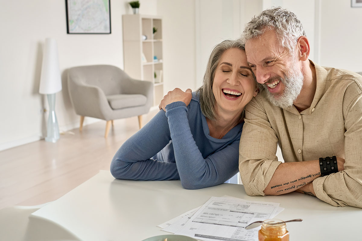 Una pareja feliz recibiendo Medicare Advantage